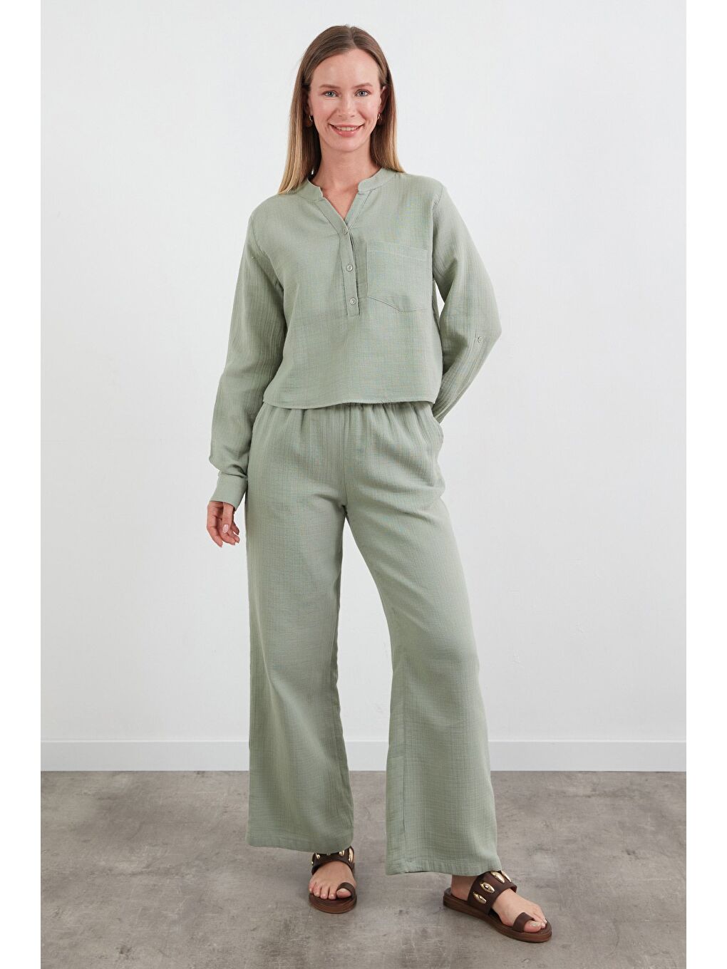 Turkuaz Müslin Kumaş Tek Cepli Yakası Düğmeli Gömlek-1