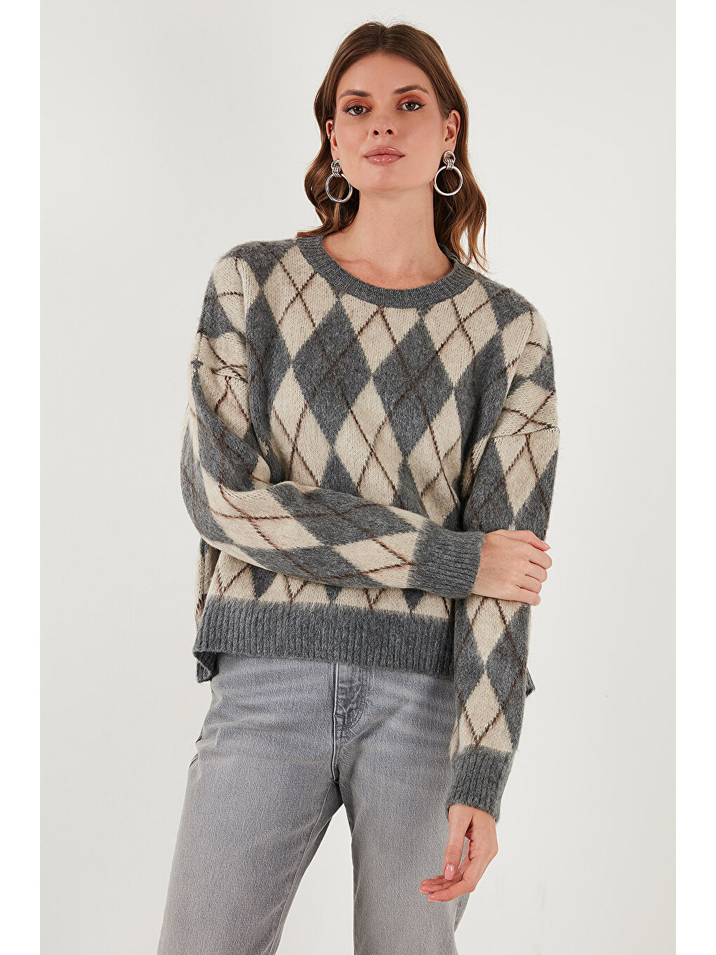 Gri Oversize Fit Bisiklet Yaka Baklava Desenli Yumuşak Dokulu Kadın Kazak 4616223-2