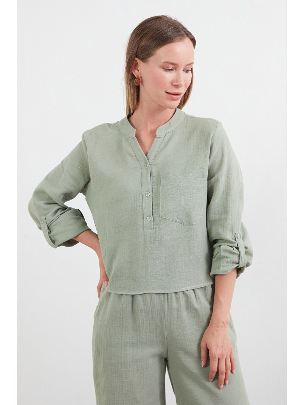 Turkuaz Müslin Kumaş Tek Cepli Yakası Düğmeli Gömlek-2