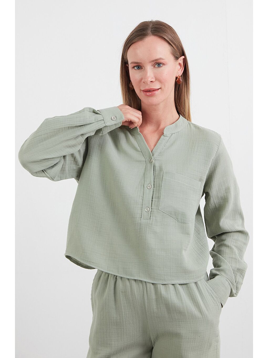 Turkuaz Müslin Kumaş Tek Cepli Yakası Düğmeli Gömlek-3