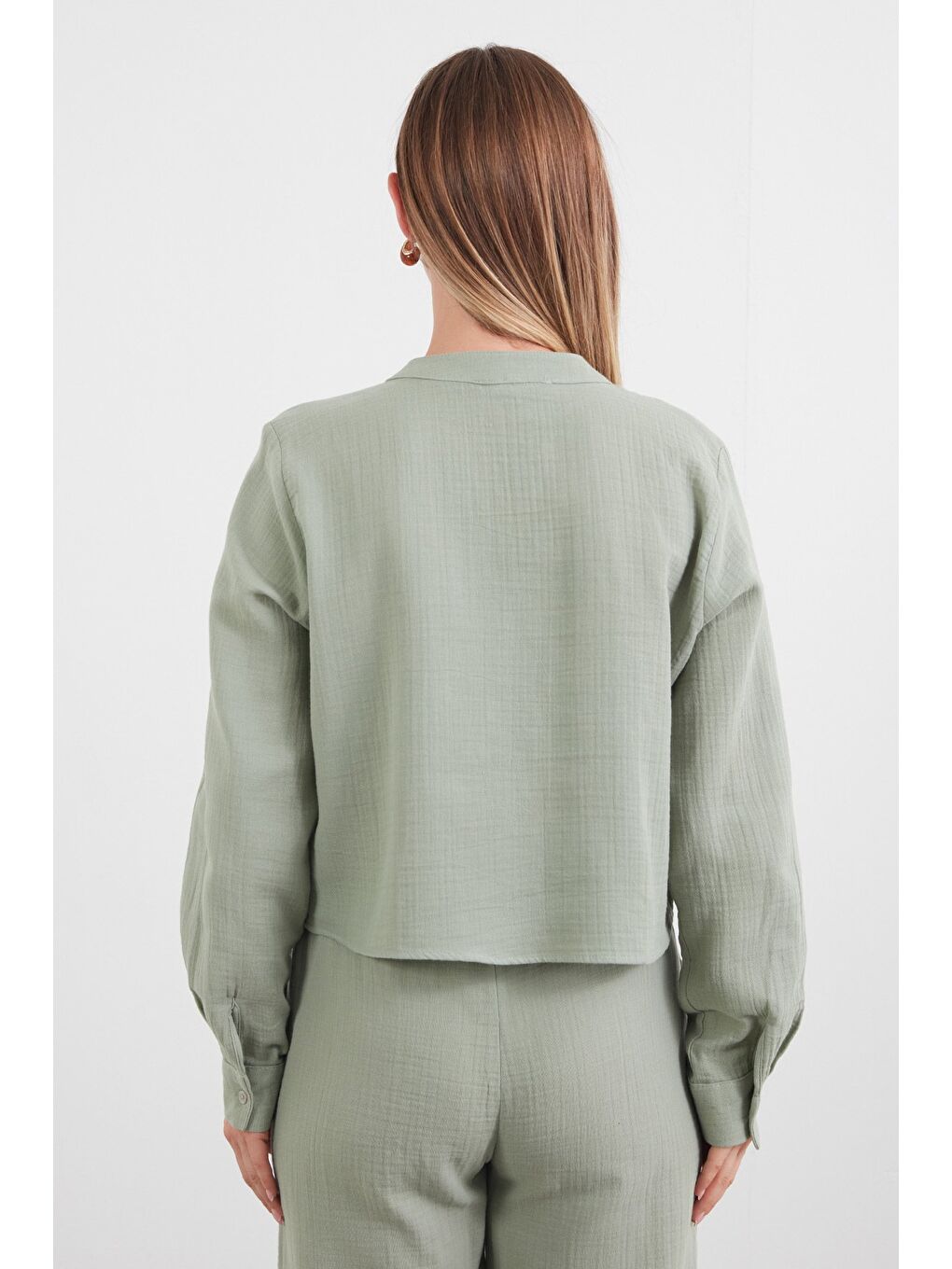 Turkuaz Müslin Kumaş Tek Cepli Yakası Düğmeli Gömlek-4