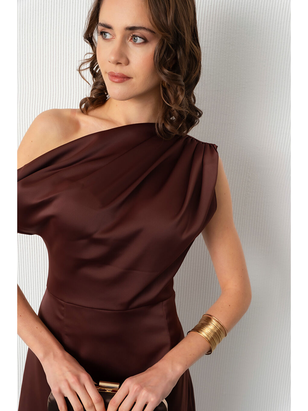 Kadın Kahverengi Degaje Yaka Mini Saten Mezuniyet Abiye Elbise-4