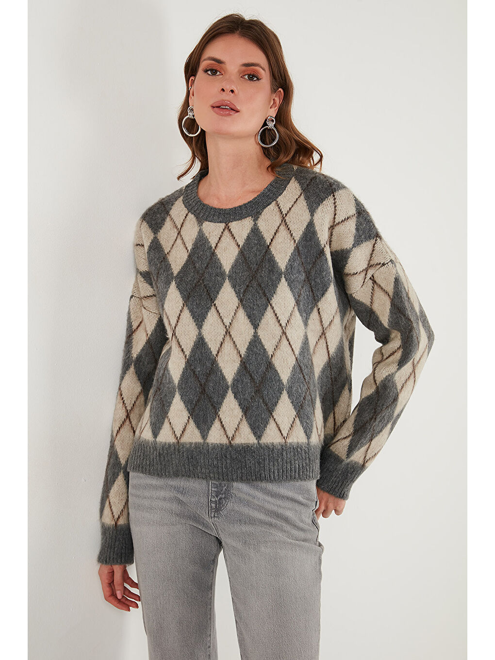 Gri Oversize Fit Bisiklet Yaka Baklava Desenli Yumuşak Dokulu Kadın Kazak 4616223-3