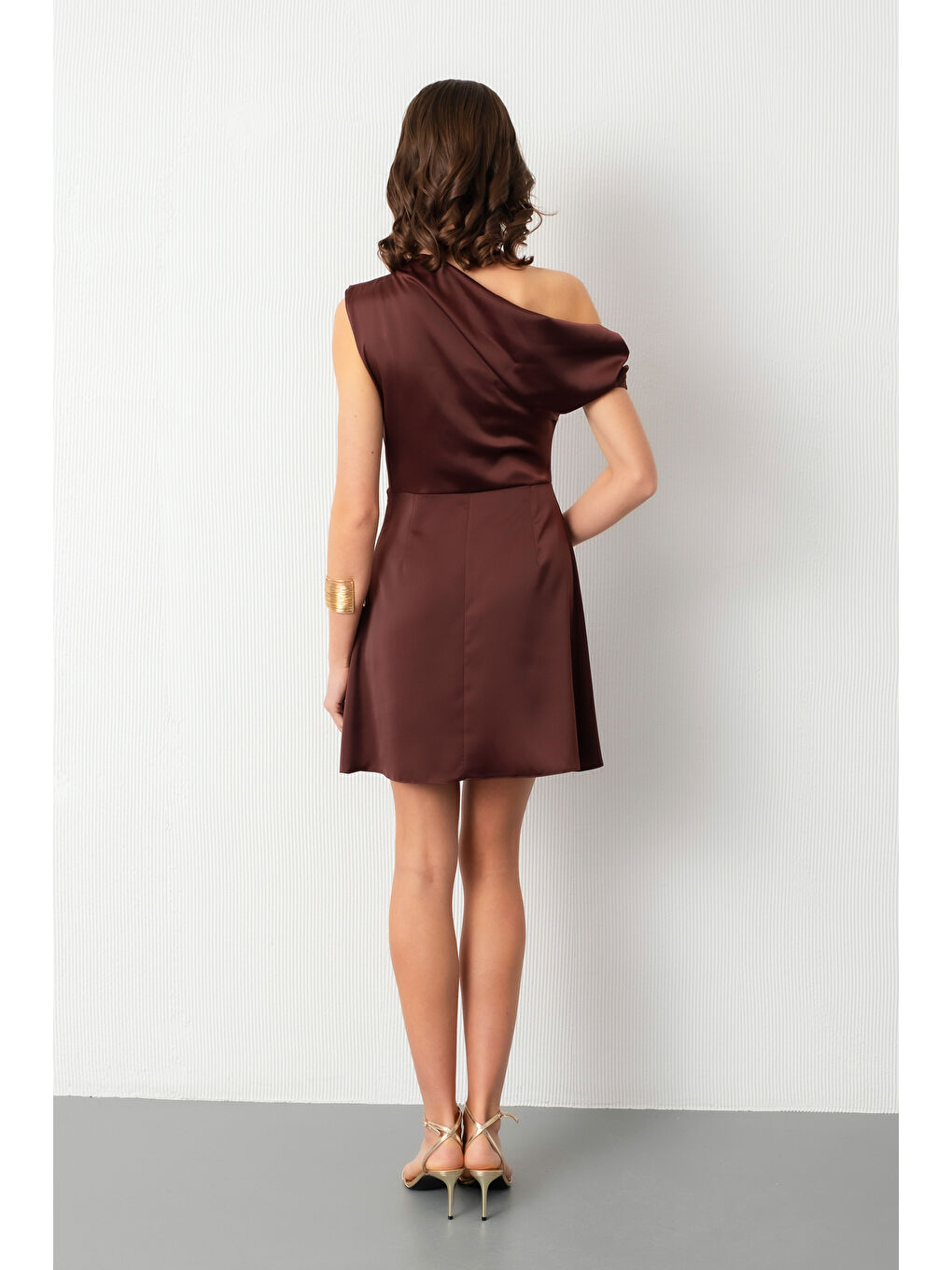 Kadın Kahverengi Degaje Yaka Mini Saten Mezuniyet Abiye Elbise-5
