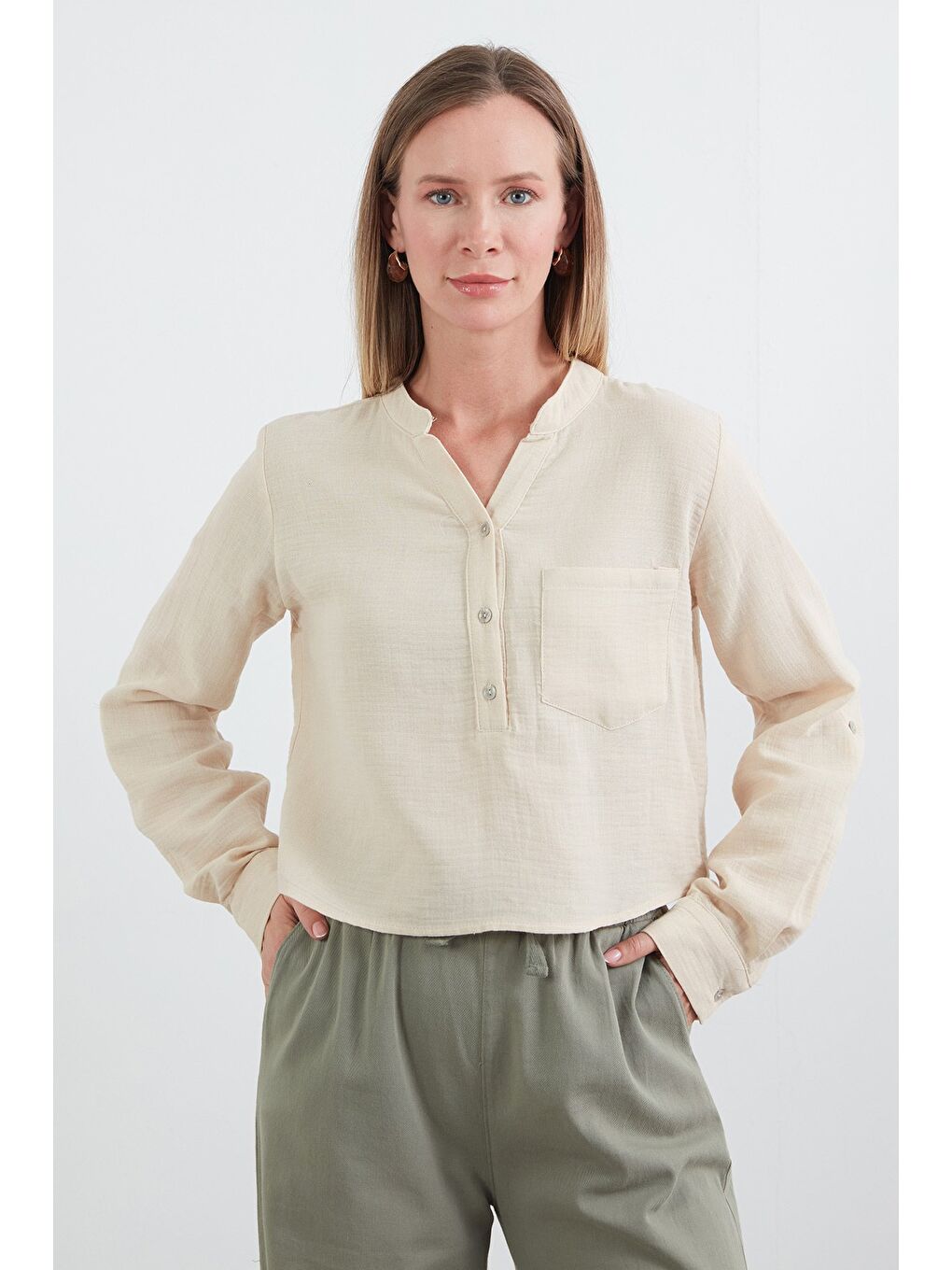 Bej Müslin Kumaş Tek Cepli Yakası Düğmeli Gömlek