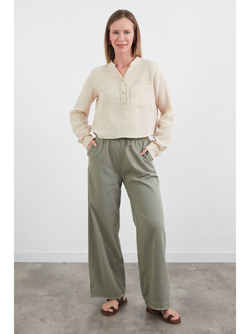 Bej Müslin Kumaş Tek Cepli Yakası Düğmeli Gömlek-1