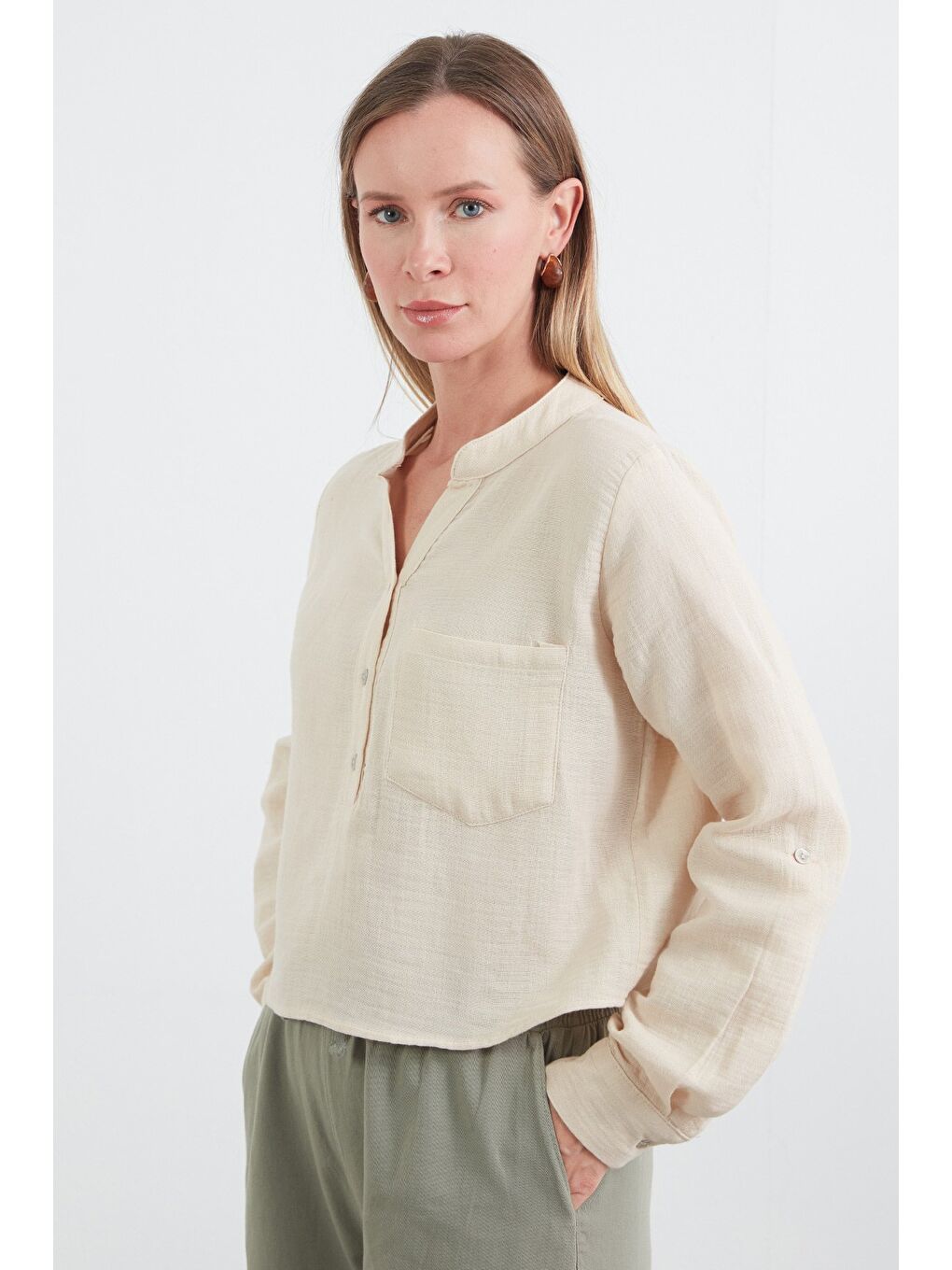 Bej Müslin Kumaş Tek Cepli Yakası Düğmeli Gömlek-2