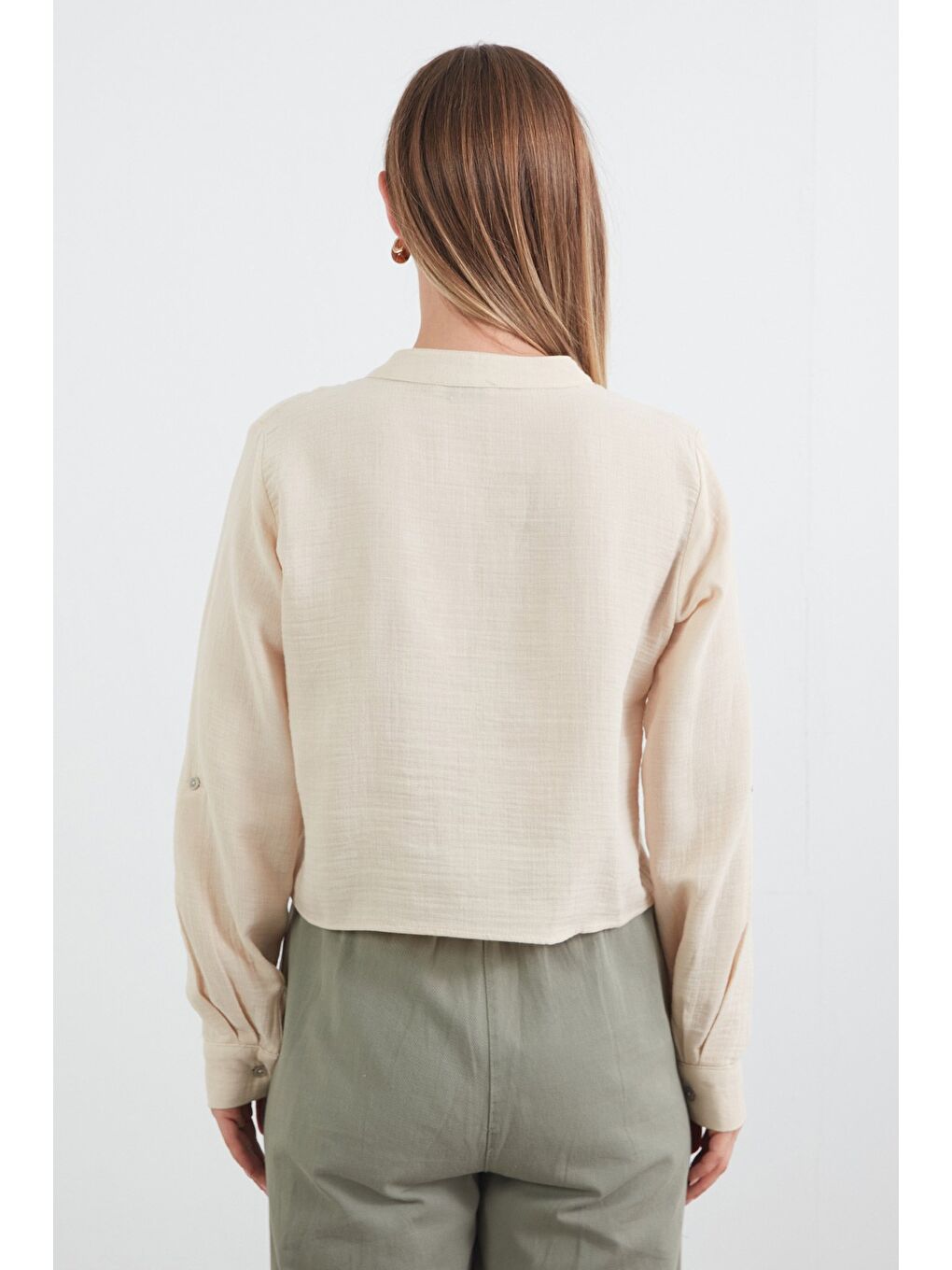 Bej Müslin Kumaş Tek Cepli Yakası Düğmeli Gömlek-3