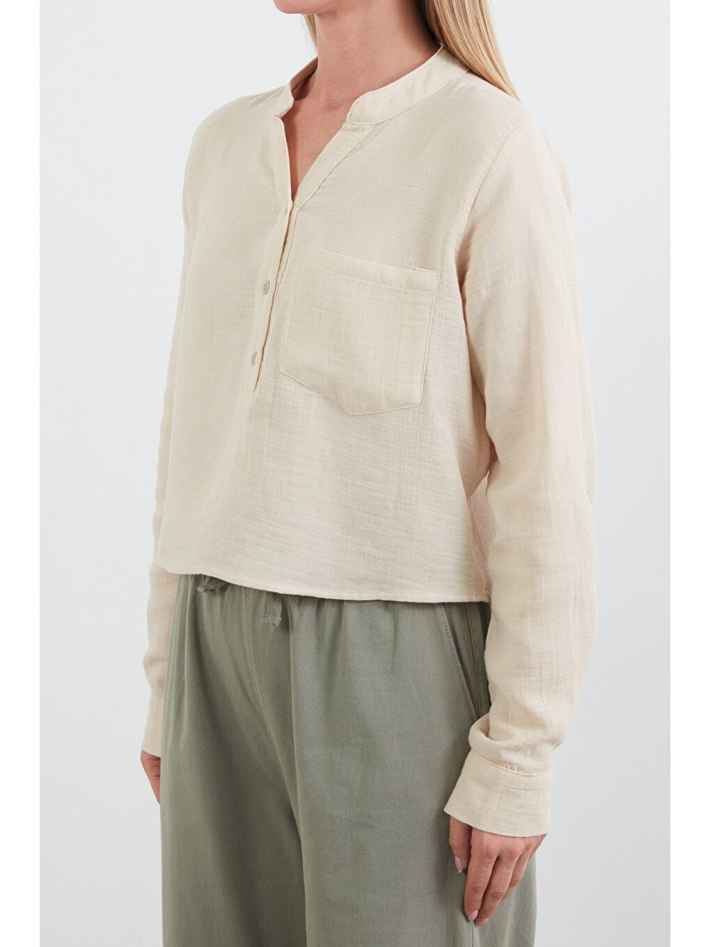 Bej Müslin Kumaş Tek Cepli Yakası Düğmeli Gömlek-4