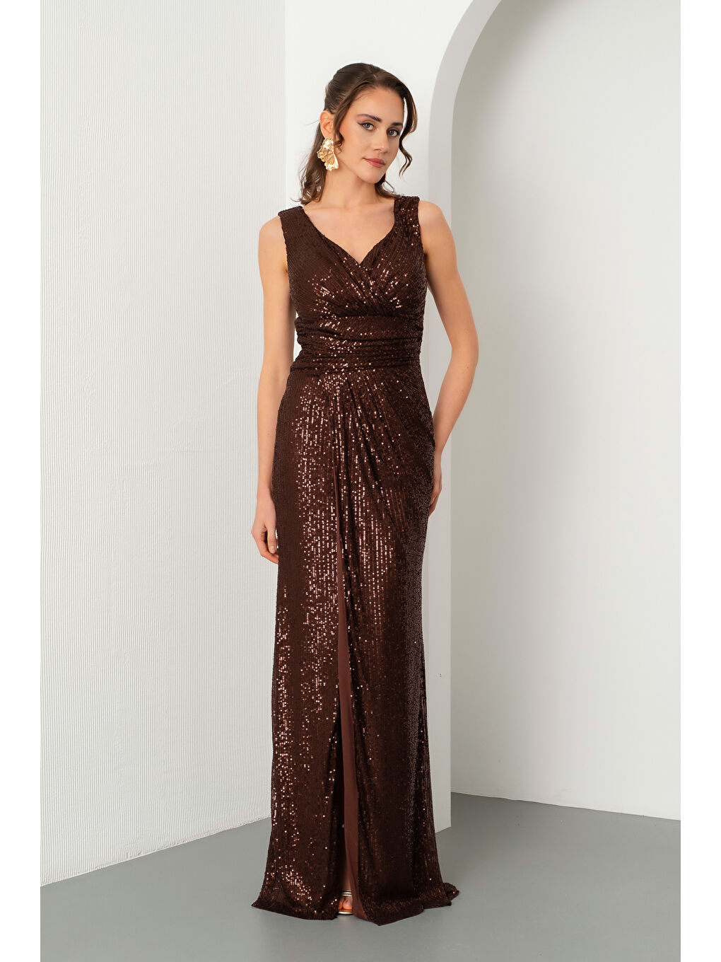 Kadın Kahverengi V Yaka Kruvaze Yırtmaçlı Uzun Pul Payet Abiye Elbise