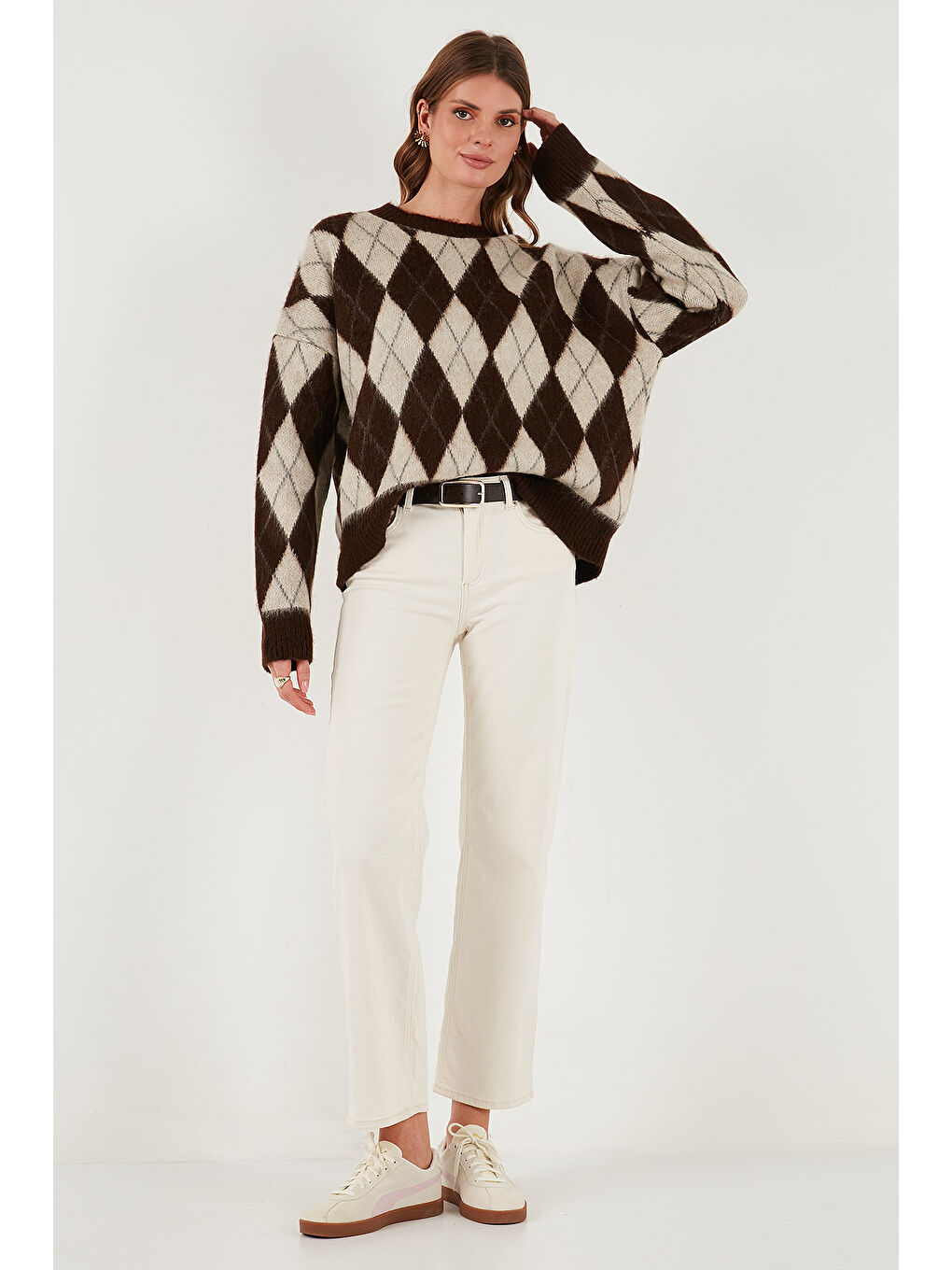 Kahverengi Oversize Fit Bisiklet Yaka Baklava Desenli Yumuşak Dokulu Kadın Kazak 4616223-1