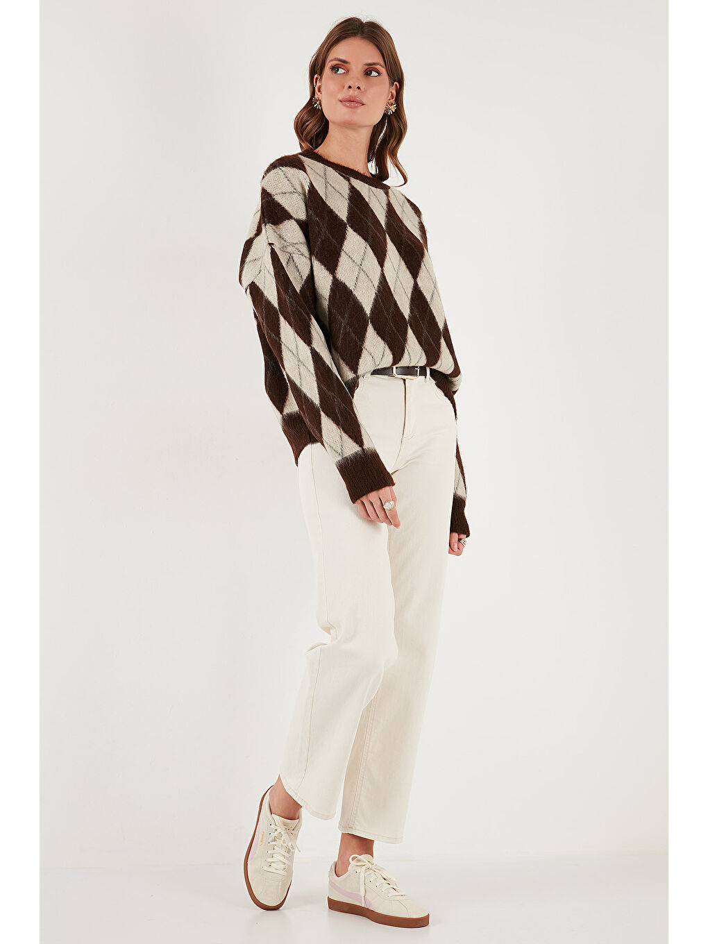 Kahverengi Oversize Fit Bisiklet Yaka Baklava Desenli Yumuşak Dokulu Kadın Kazak 4616223-2