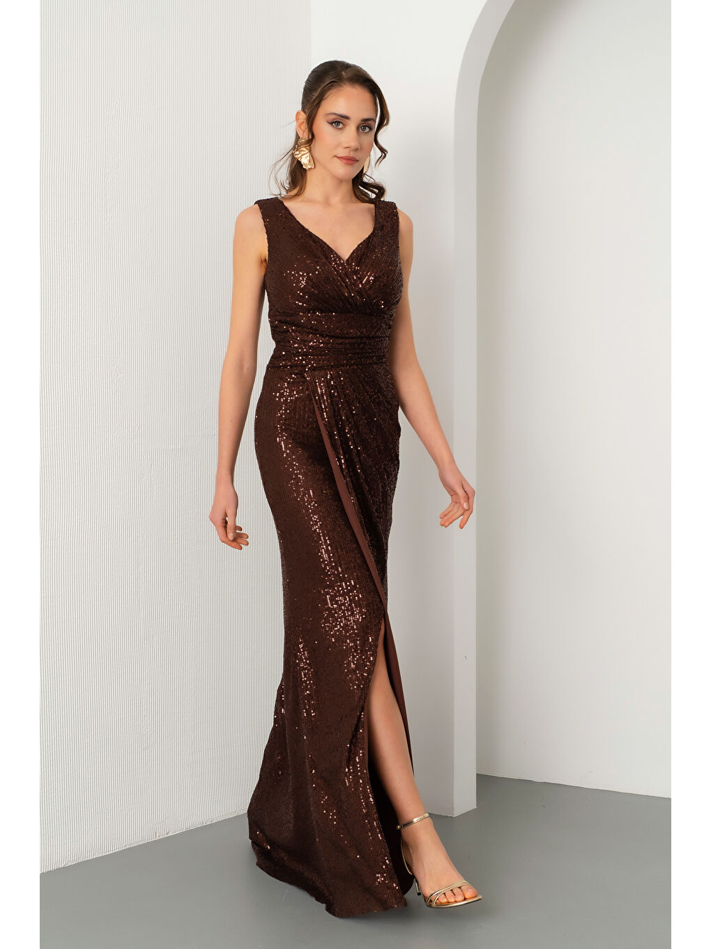 Kadın Kahverengi V Yaka Kruvaze Yırtmaçlı Uzun Pul Payet Abiye Elbise-1