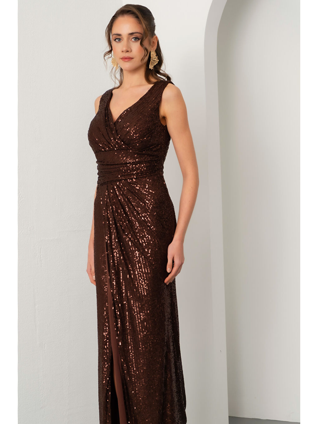 Kadın Kahverengi V Yaka Kruvaze Yırtmaçlı Uzun Pul Payet Abiye Elbise-2