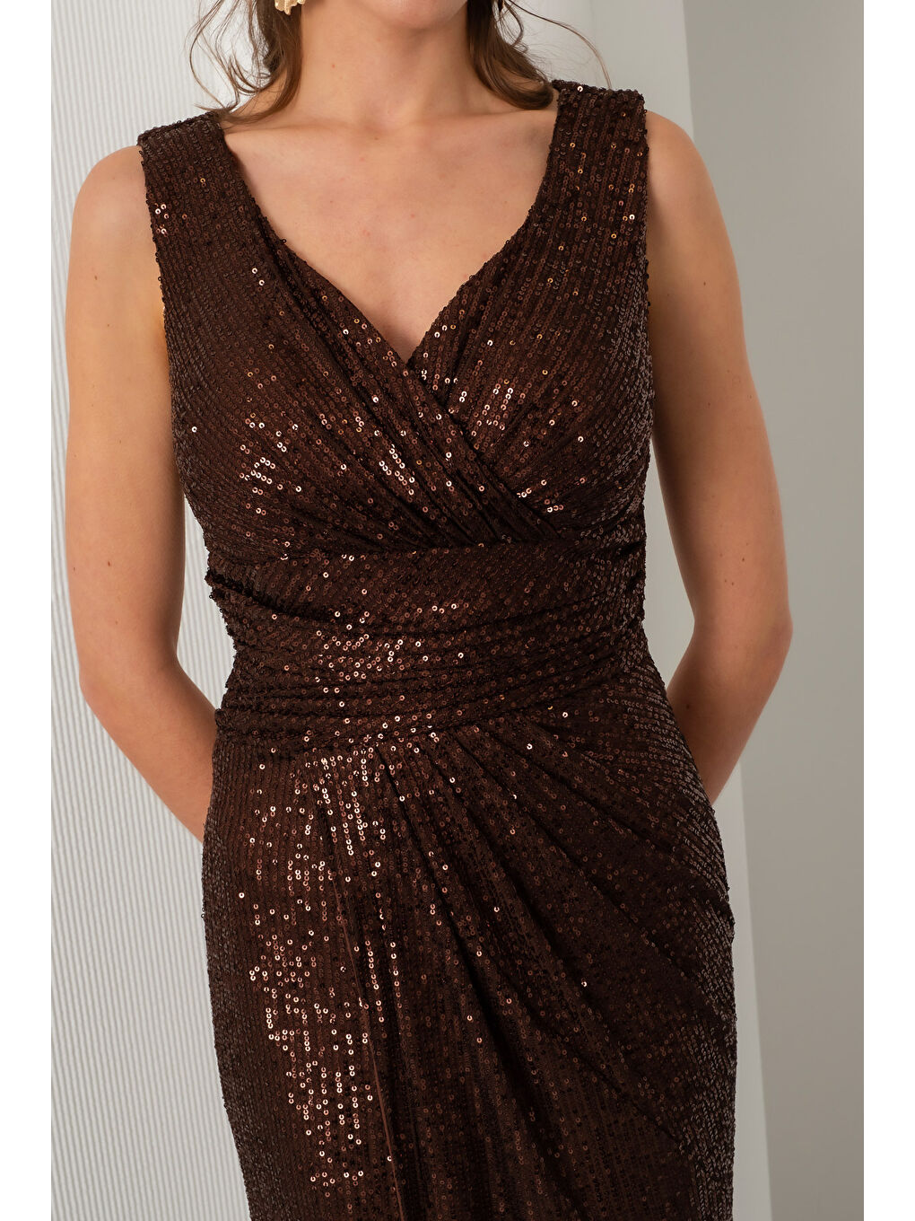 Kadın Kahverengi V Yaka Kruvaze Yırtmaçlı Uzun Pul Payet Abiye Elbise-3