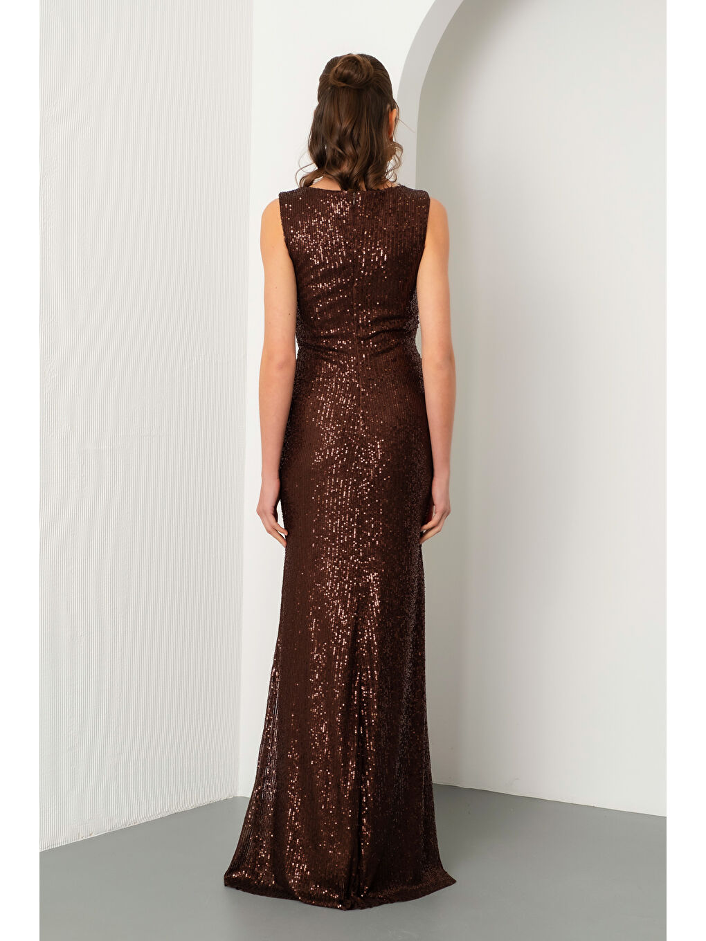 Kadın Kahverengi V Yaka Kruvaze Yırtmaçlı Uzun Pul Payet Abiye Elbise-5