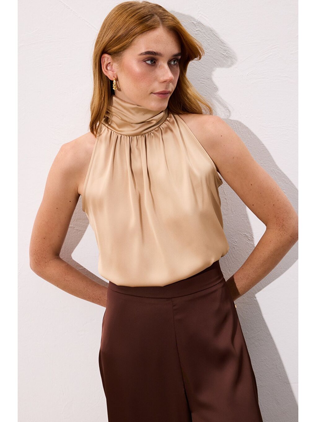 Kahverengi Boğazlı Kolsuz Bluz - Camel-2