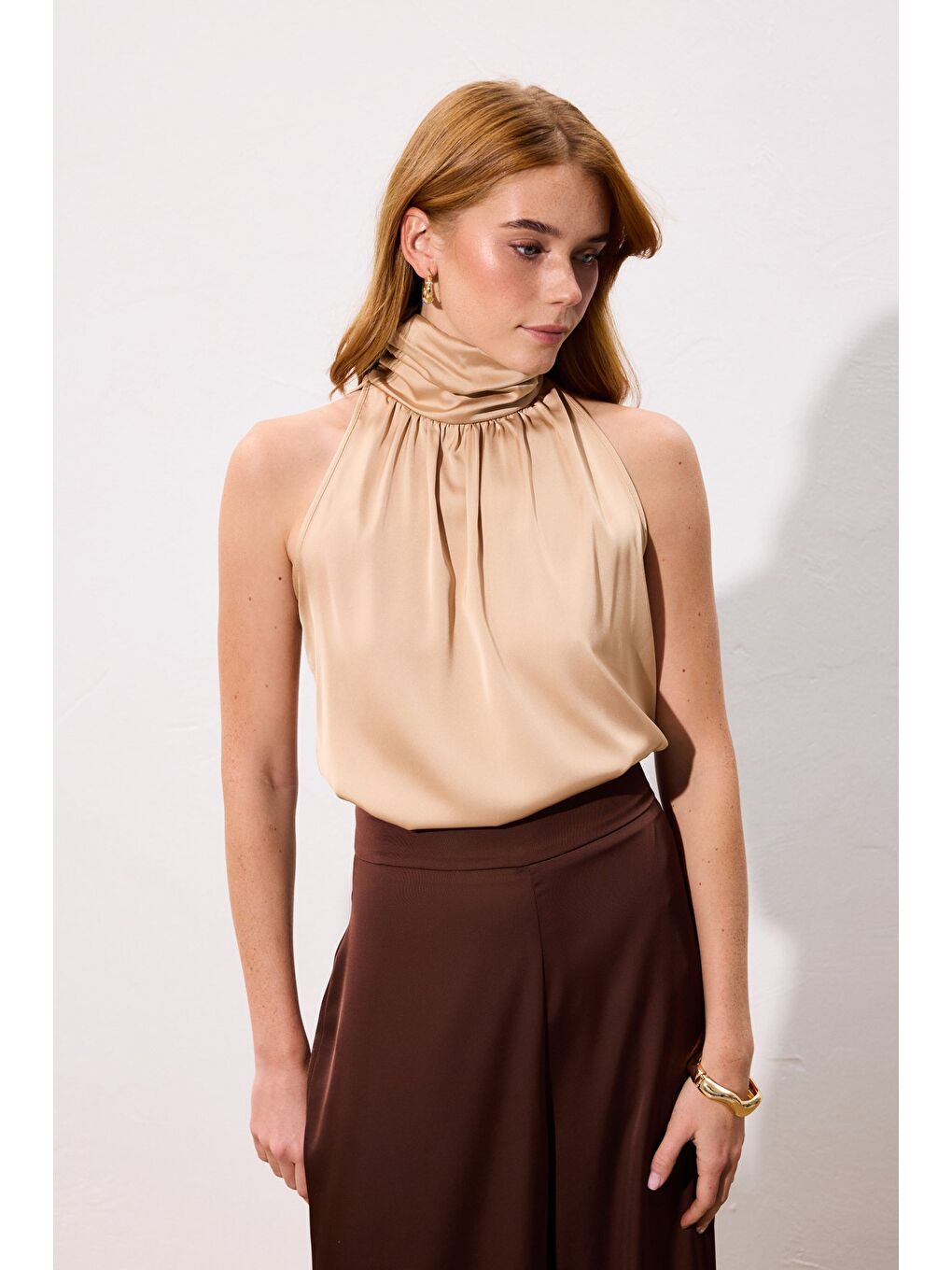 Kahverengi Boğazlı Kolsuz Bluz - Camel-4