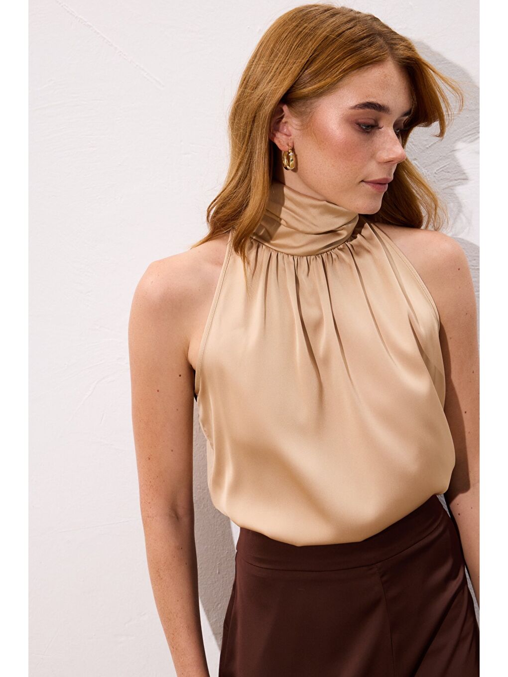 Kahverengi Boğazlı Kolsuz Bluz - Camel-5
