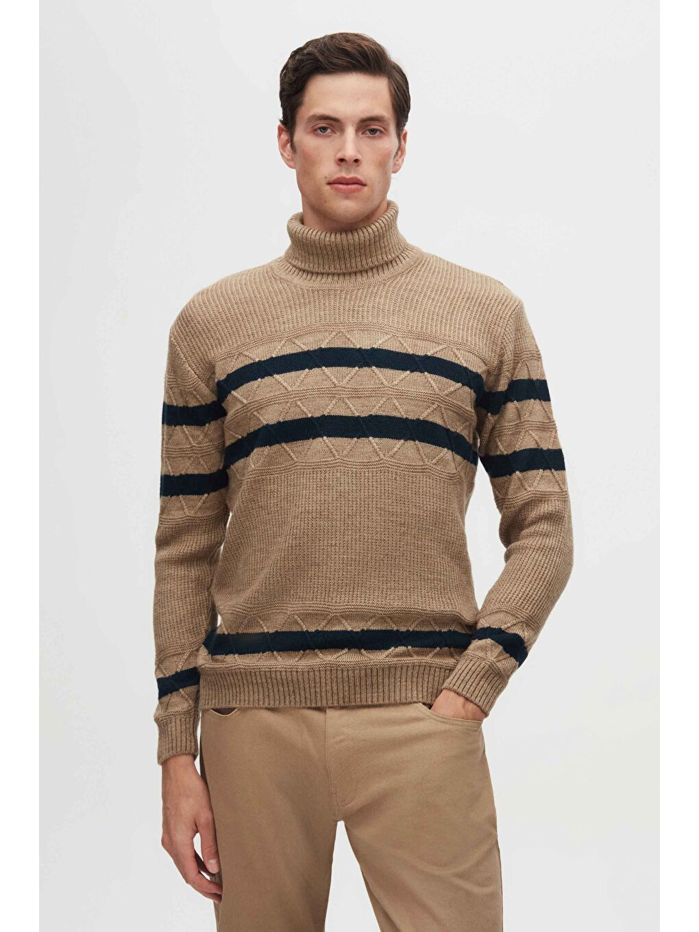 Kahverengi Regular Fit Camel Çizgili Tüylenme Yapmayan Tam Balıkçı Yaka Triko Kazak