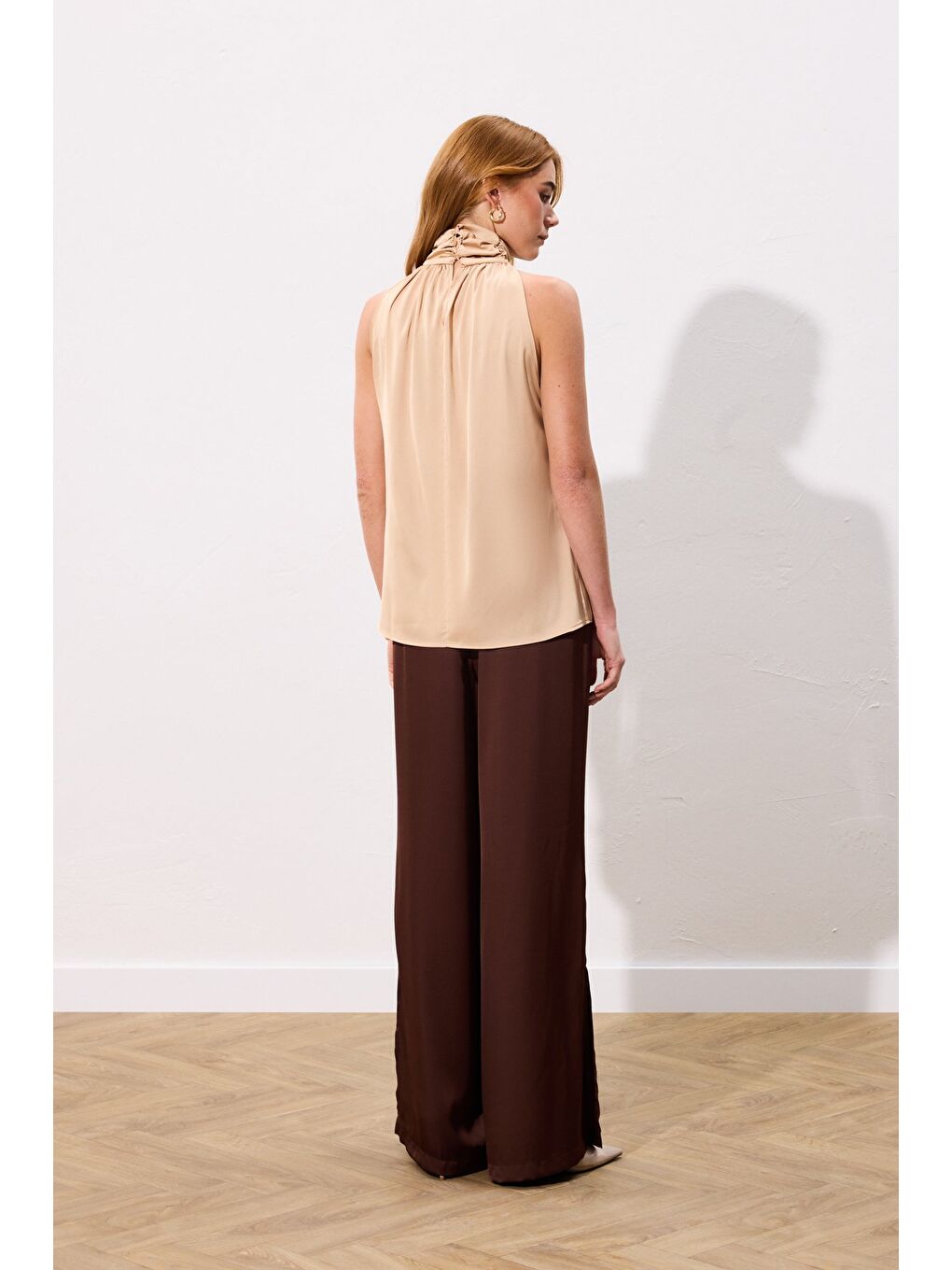 Kahverengi Boğazlı Kolsuz Bluz - Camel-6