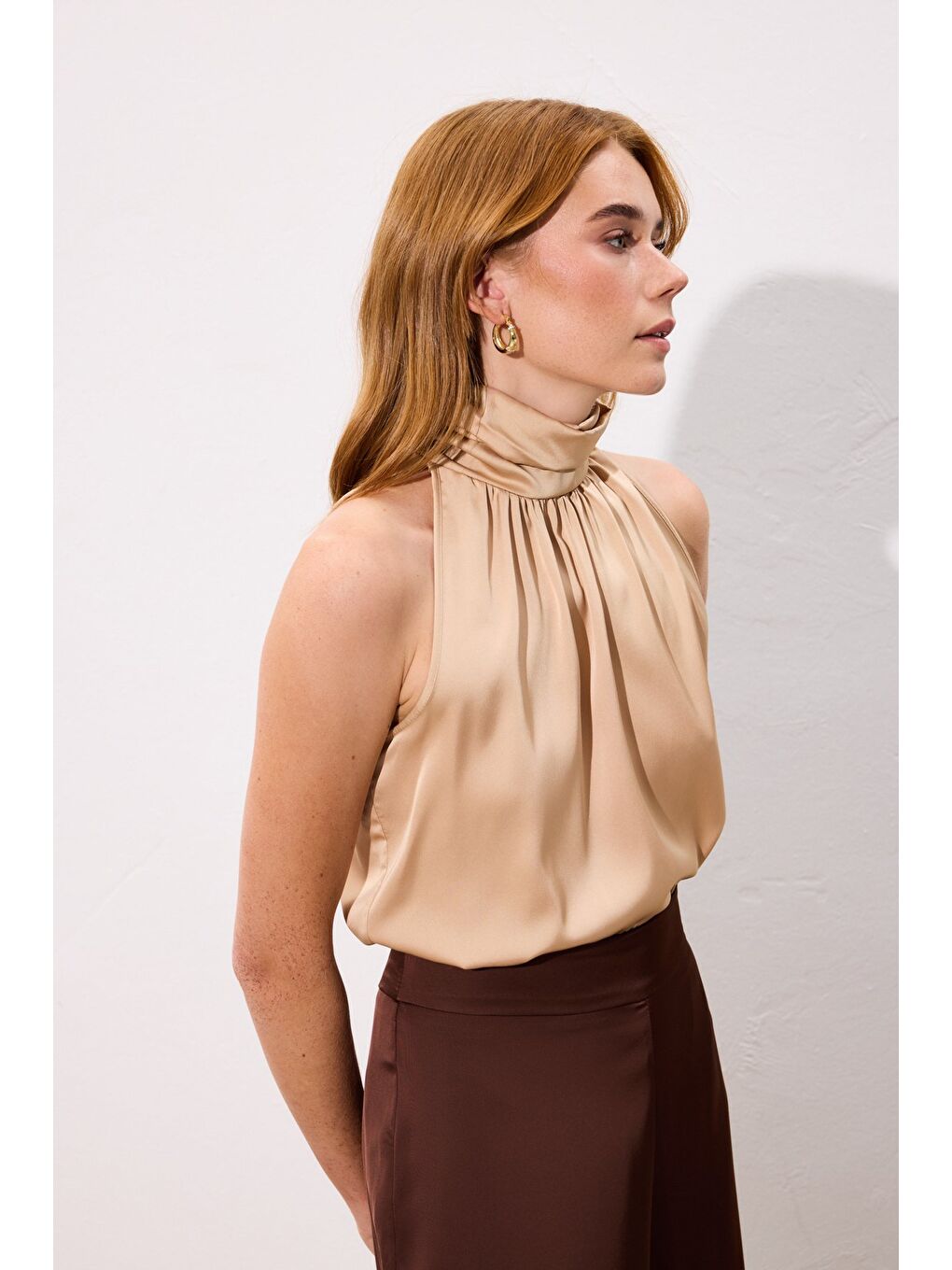 Kahverengi Boğazlı Kolsuz Bluz - Camel-7