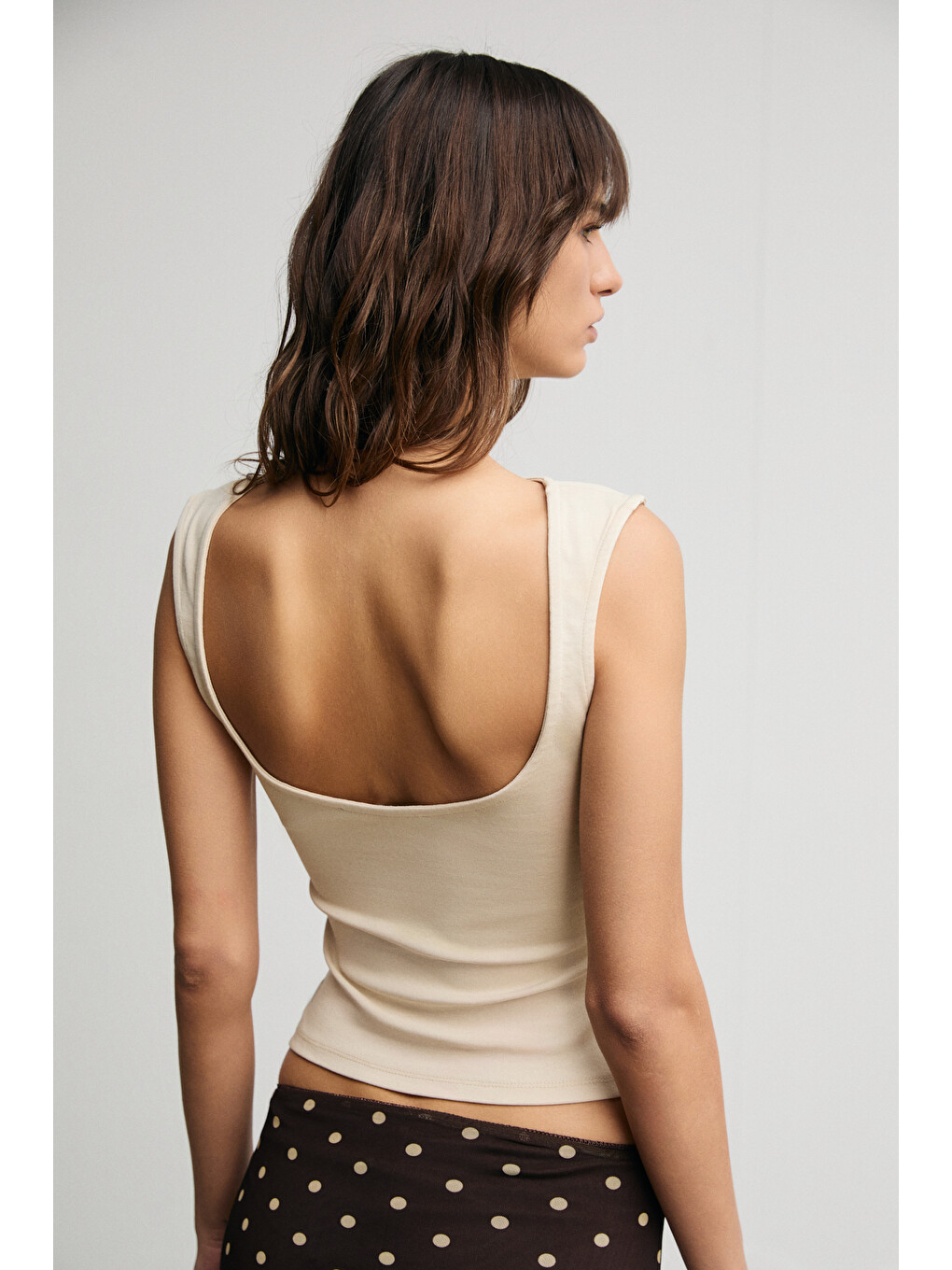 Bej CLEA Kadın Yumuşak Ve Esnek Kumaşlı Sırt Dekolte Detaylı Slim Fit TAŞ Bluz-4