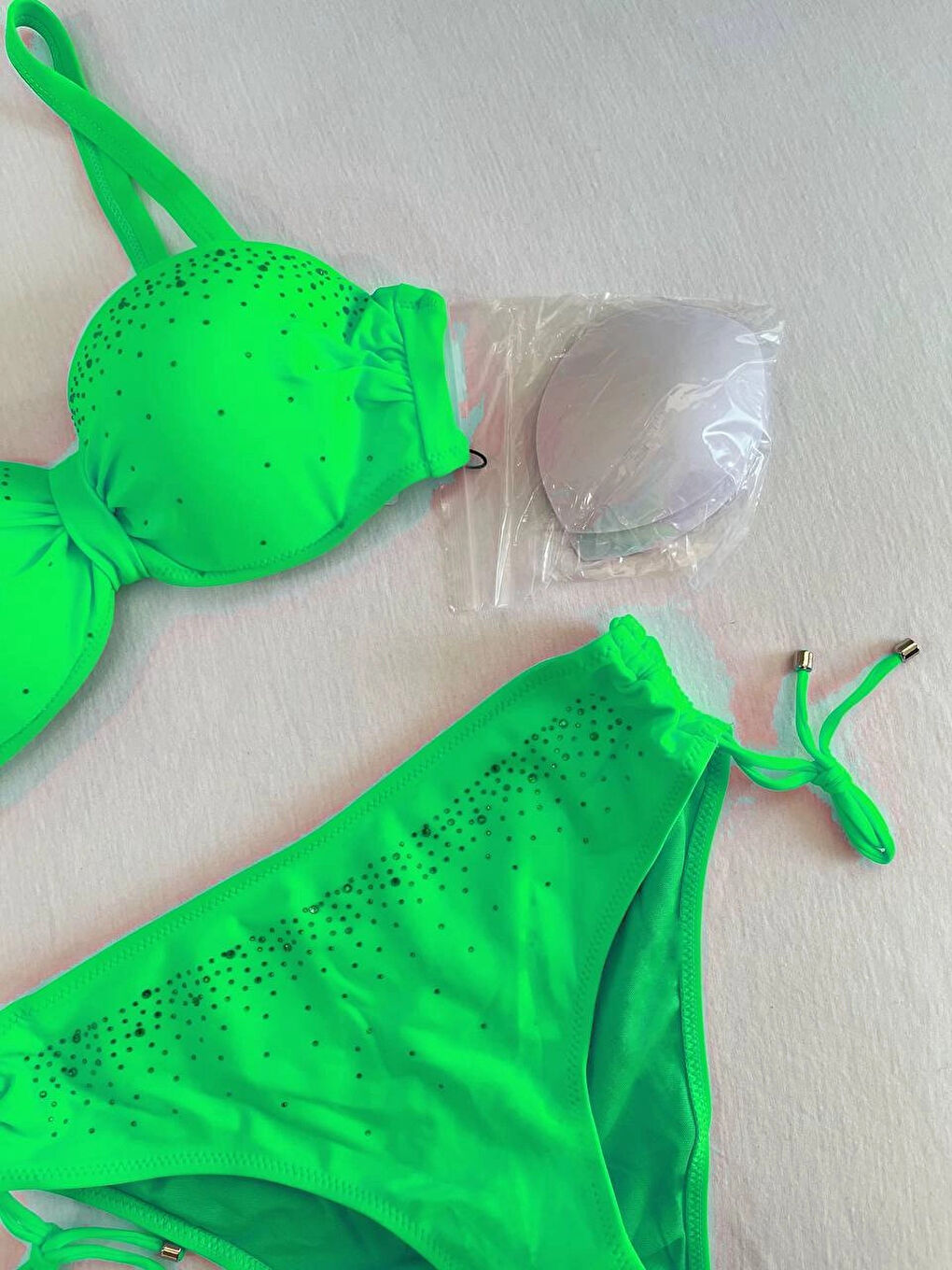 Kadın Canlı Yeşil Taş İşlemeli Astarlı Bikini Takım HZL25S-LC3361-1