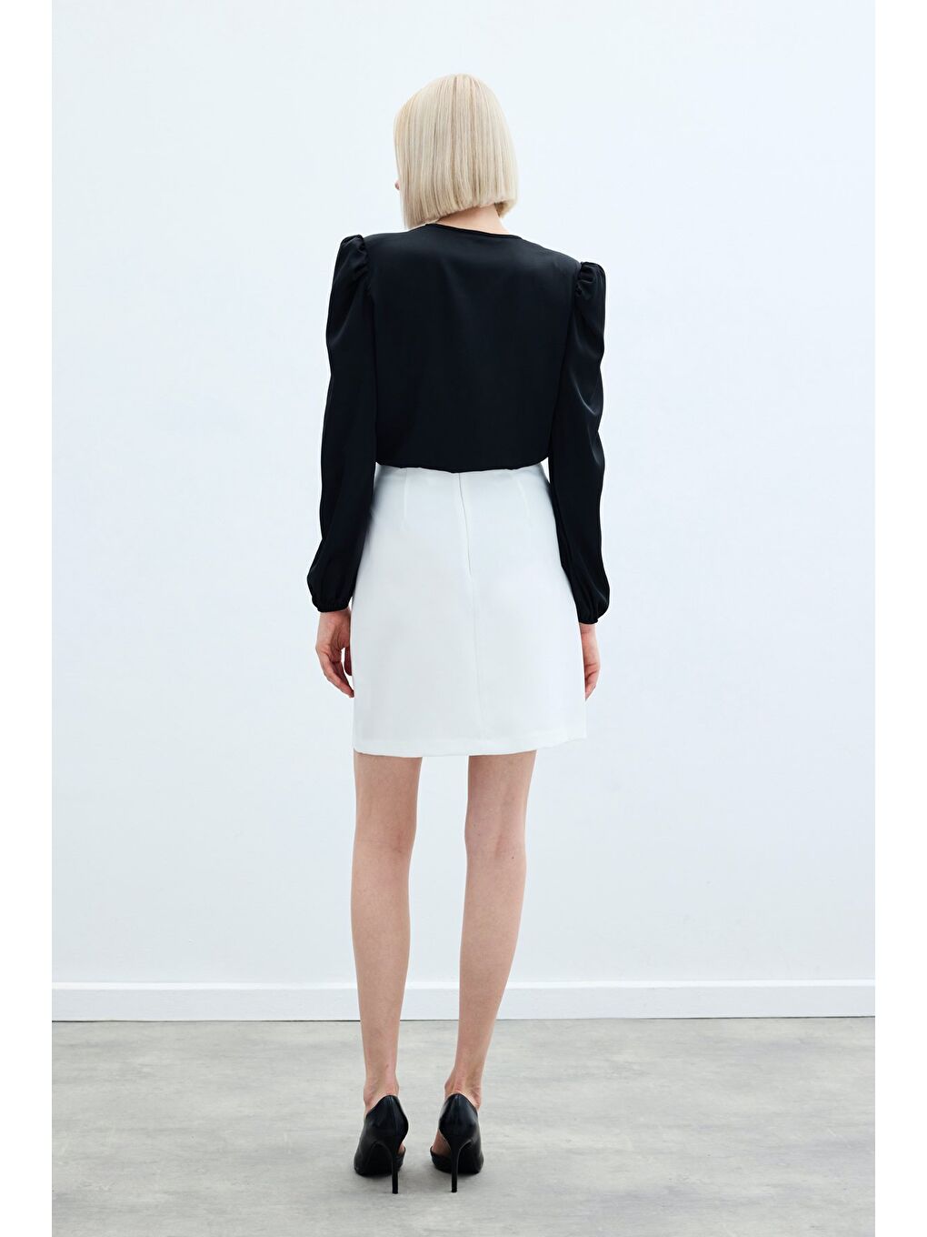 Zincir Aksesuarlı Mini Etek - Ekru-5