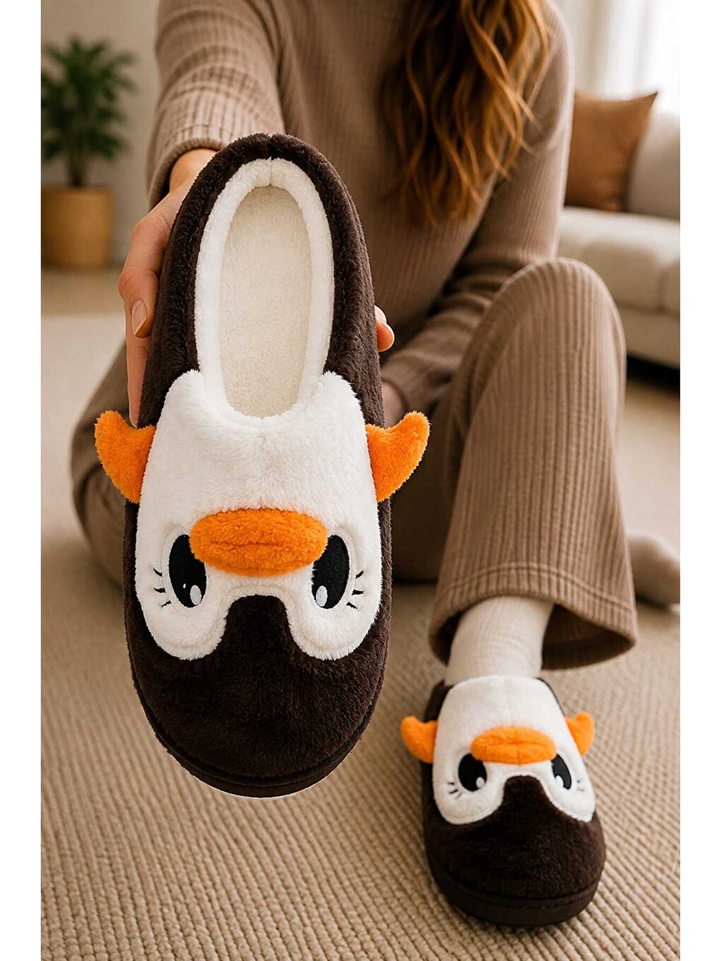 Kahverengi Kadın Pelüş Penguen Figürlü Ev Terliği Sıcak Tutan Kışlık Panduf Terlik-1