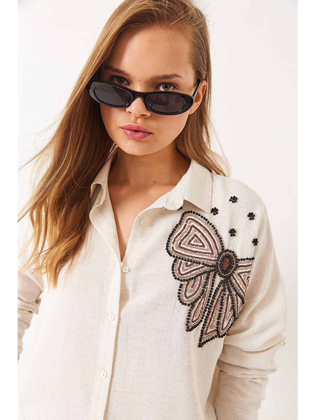 Bej Kadın Fiyonk Desenli Boncuk Taş İşlemeli Keten Aerobin Oversize Gömlek-1