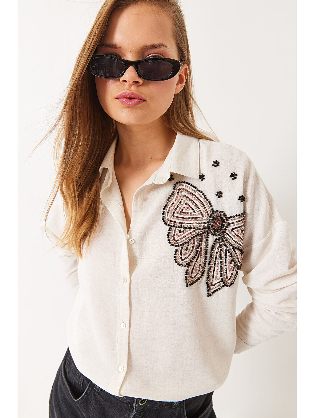 Bej Kadın Fiyonk Desenli Boncuk Taş İşlemeli Keten Aerobin Oversize Gömlek-2