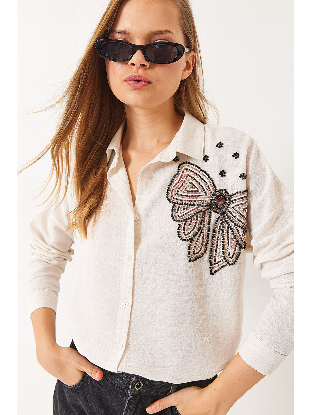 Bej Kadın Fiyonk Desenli Boncuk Taş İşlemeli Keten Aerobin Oversize Gömlek-4