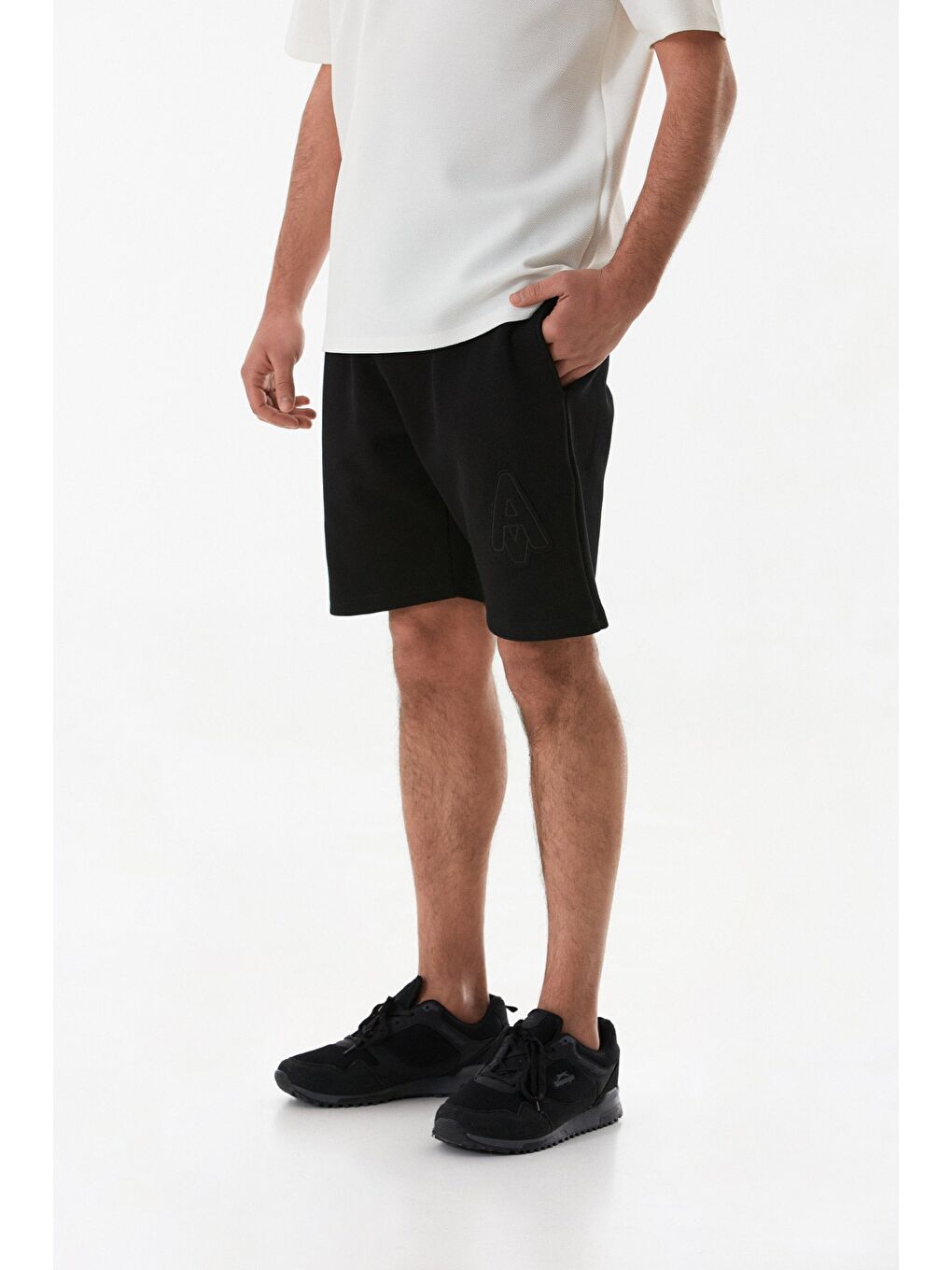 Siyah A Nakışlı Beli Bağlamalı Cepli Şort-1