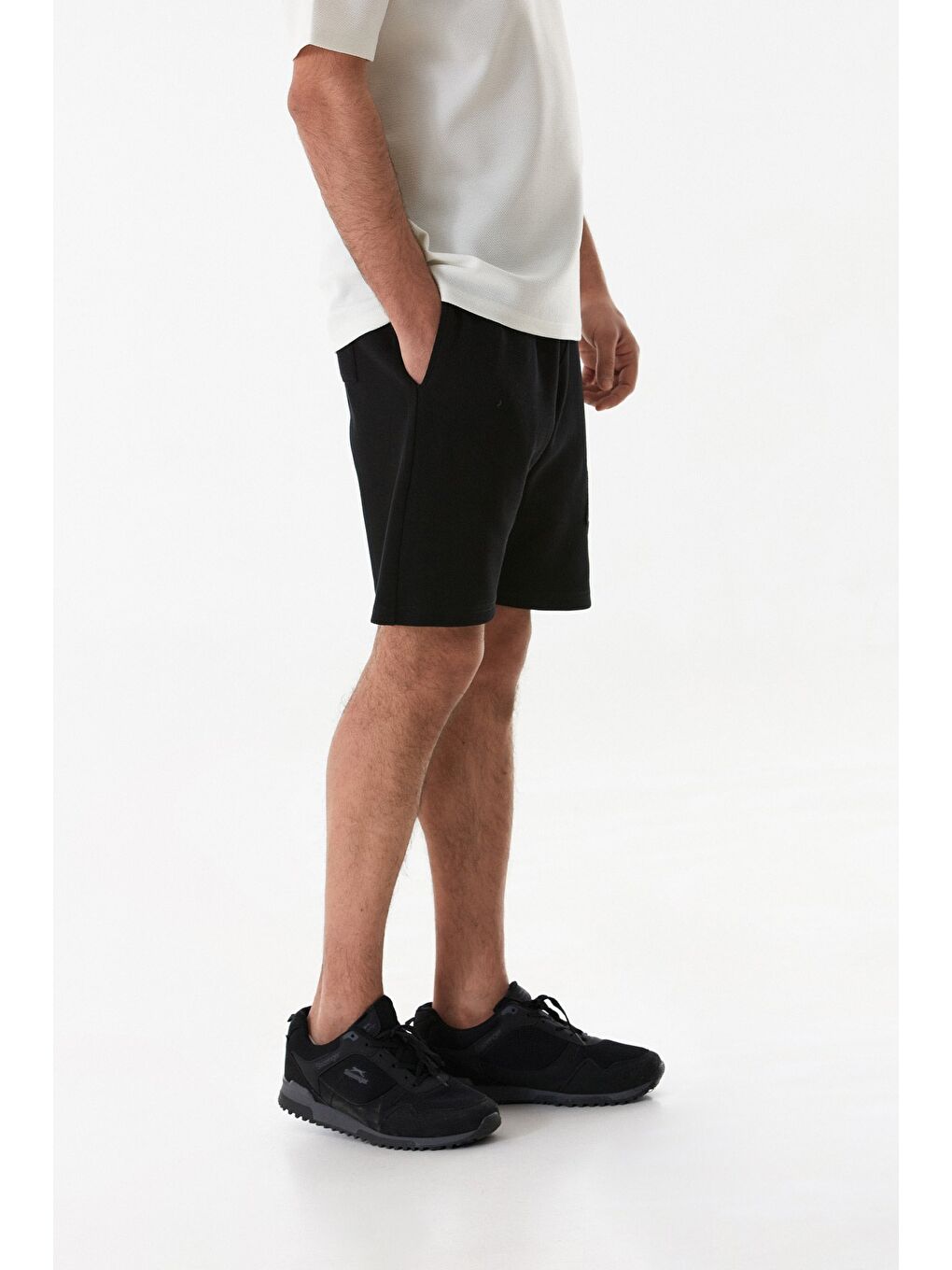 Siyah A Nakışlı Beli Bağlamalı Cepli Şort-3