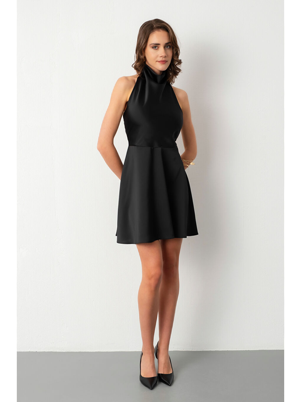 Kadın Siyah Sırt Dekolteli Mini Saten Mezuniyet Abiye Elbise-1