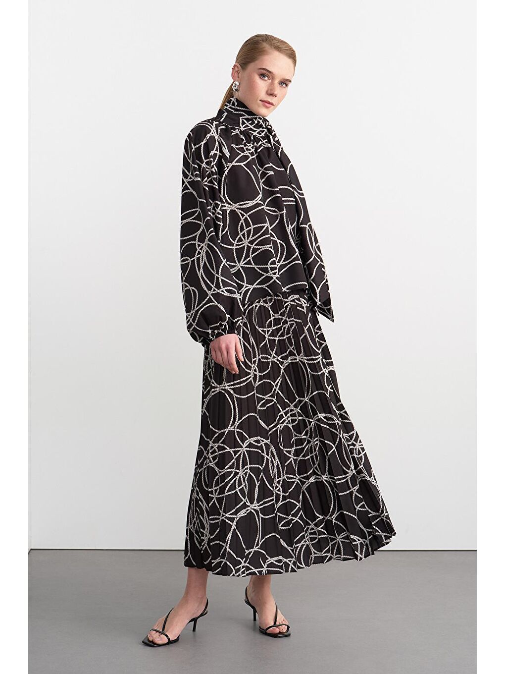 Rope Desenli Fularlı Gömlek Pilise Etek Takım Siyah-1