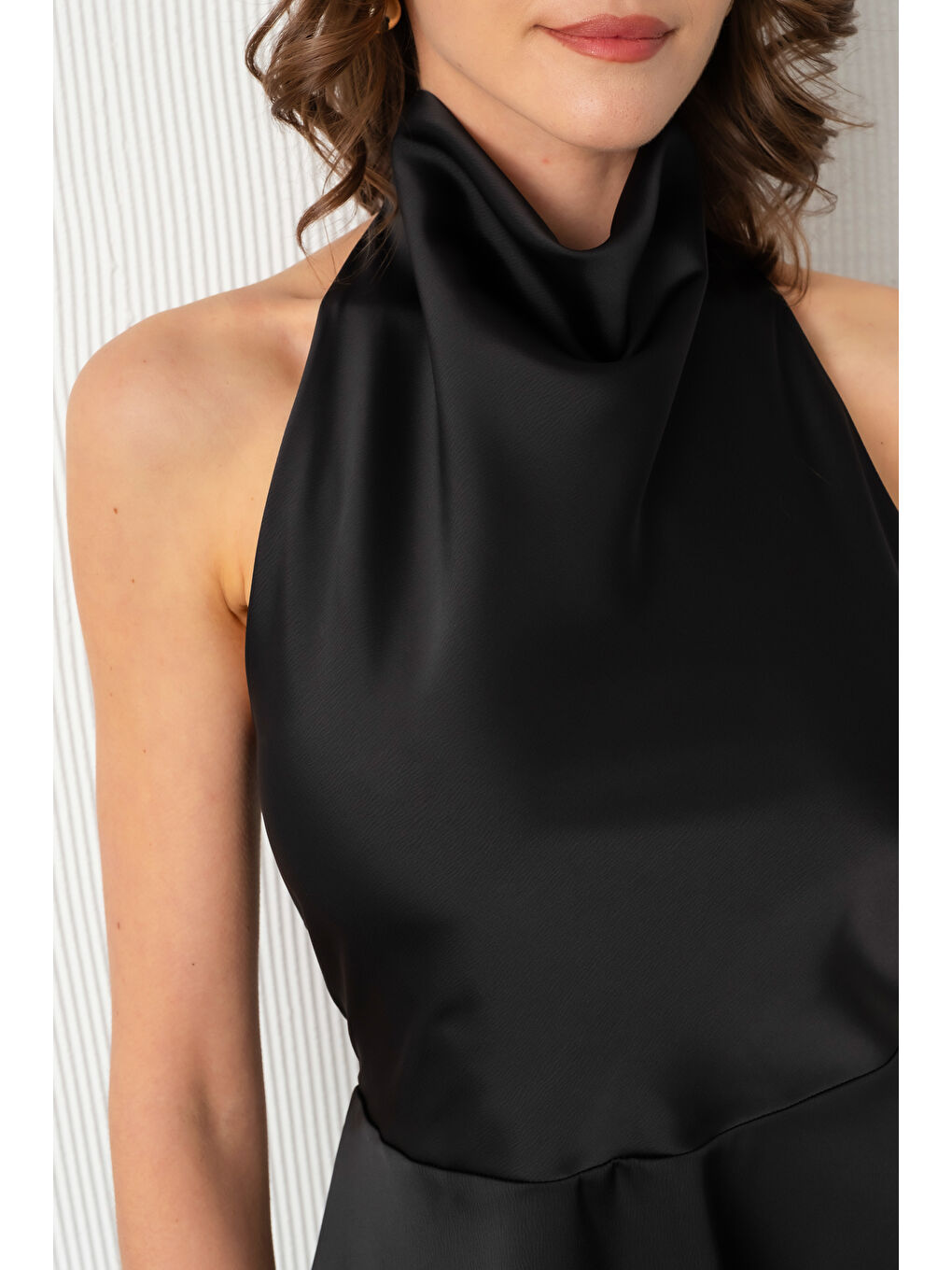 Kadın Siyah Sırt Dekolteli Mini Saten Mezuniyet Abiye Elbise-3