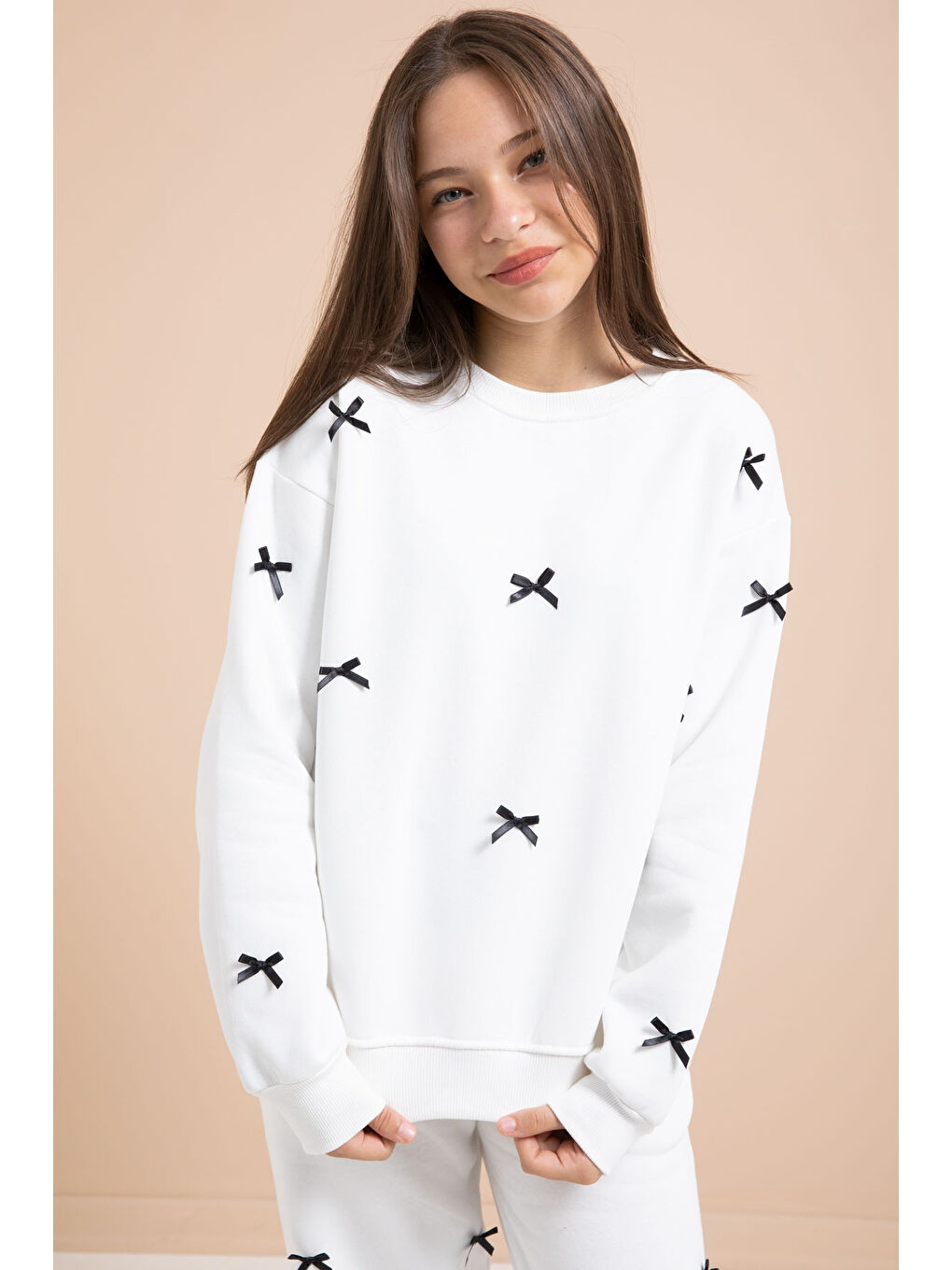 Beyaz Fiyonk Nakışlı Bisiklet Yaka Kız Çocuk Şardonlu Eşofman Takımı 21289-2