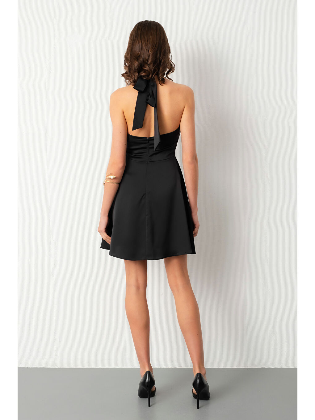 Kadın Siyah Sırt Dekolteli Mini Saten Mezuniyet Abiye Elbise-5