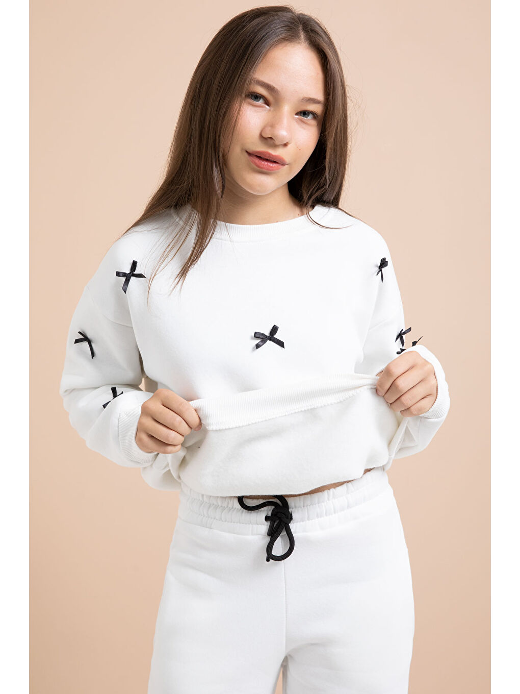 Beyaz Fiyonk Nakışlı Bisiklet Yaka Kız Çocuk Şardonlu Eşofman Takımı 21289-4