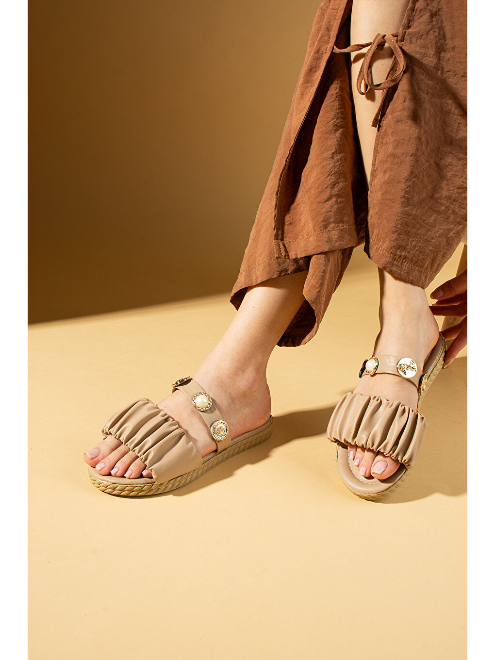 Bej Esnek Bantlı İnci Detaylı Kadın Terlik 81-405-25-1
