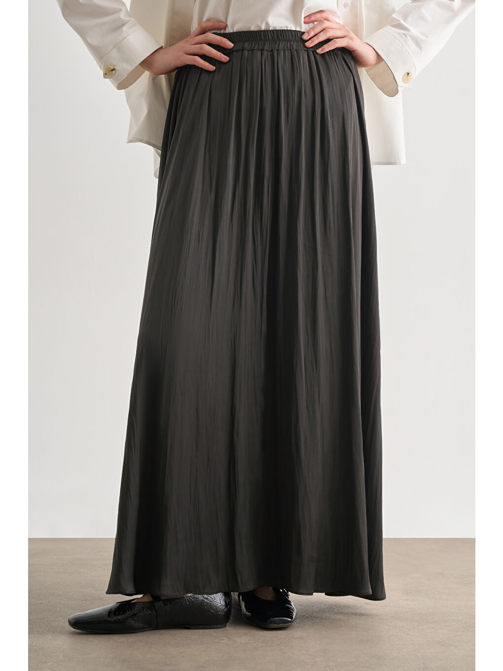 Gri Kırışık Görünümlü Saten Maksi Etek-1