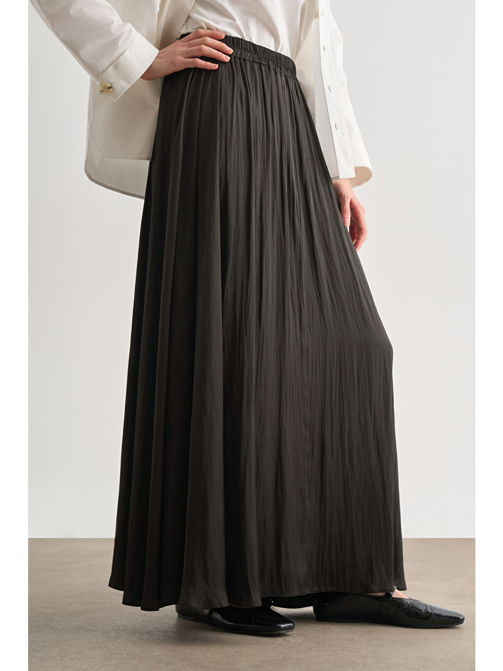 Gri Kırışık Görünümlü Saten Maksi Etek-2