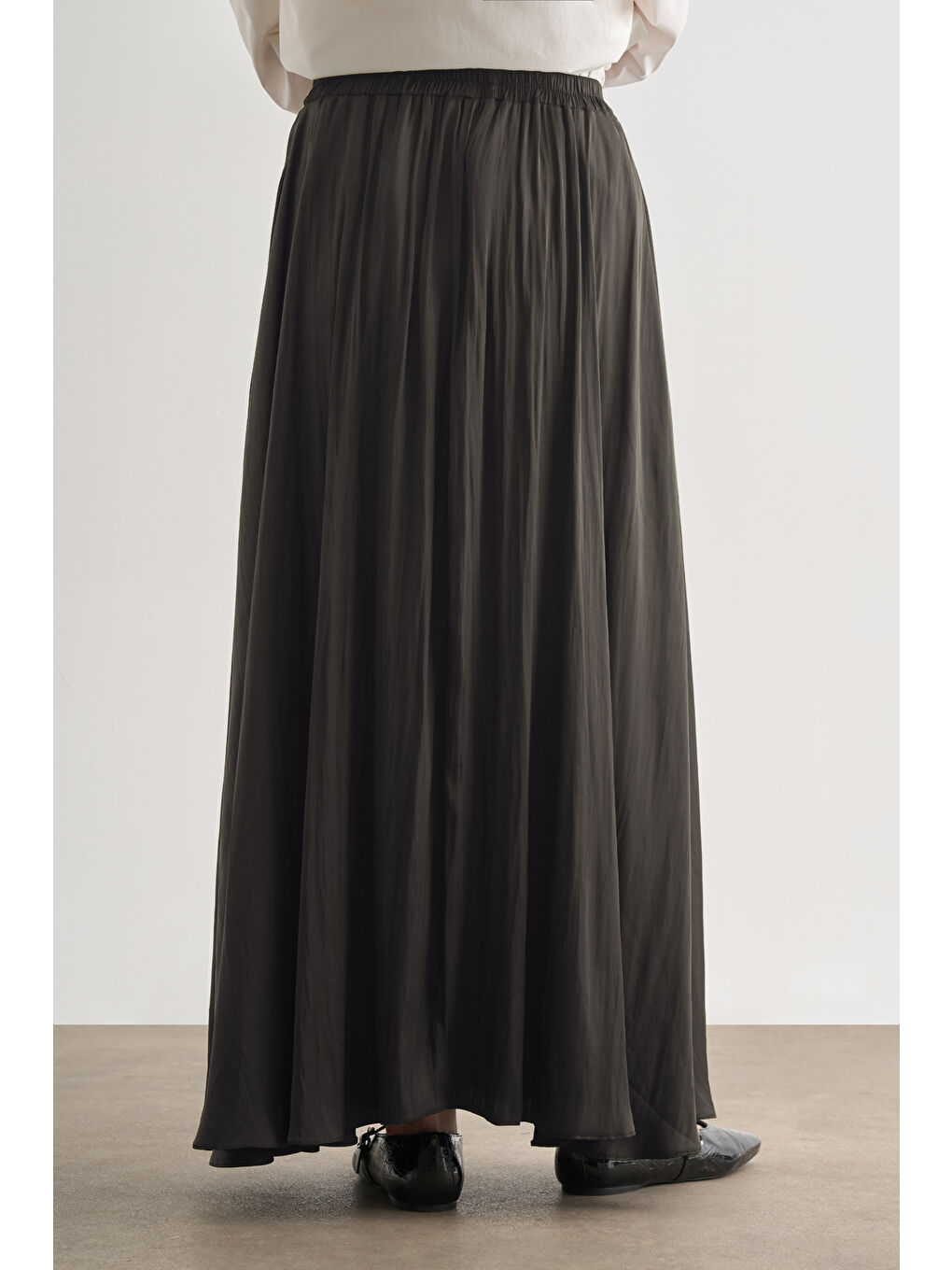 Gri Kırışık Görünümlü Saten Maksi Etek-3