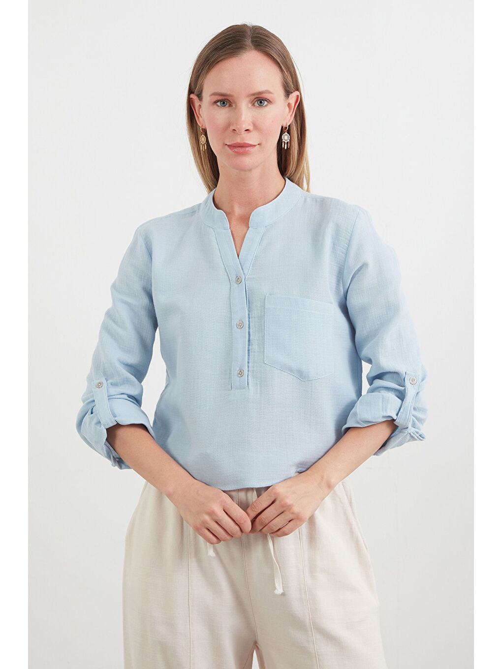 Mavi Müslin Kumaş Tek Cepli Yakası Düğmeli Gömlek