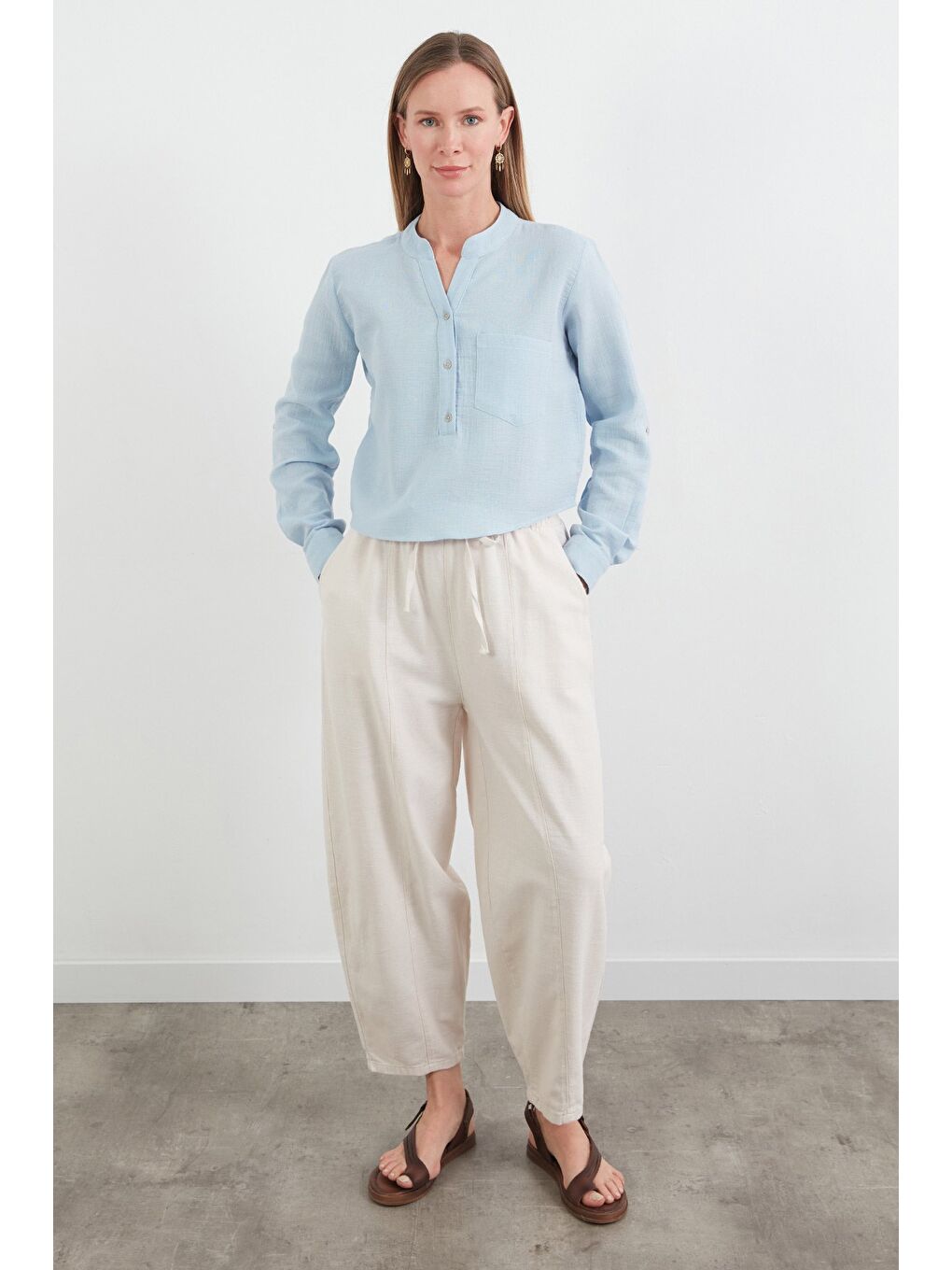 Mavi Müslin Kumaş Tek Cepli Yakası Düğmeli Gömlek-1