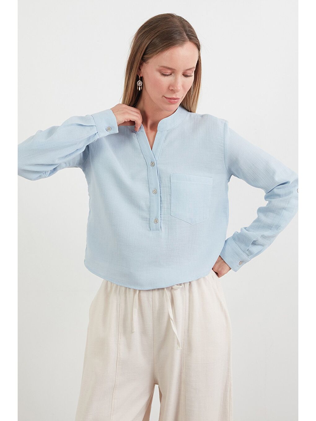 Mavi Müslin Kumaş Tek Cepli Yakası Düğmeli Gömlek-2