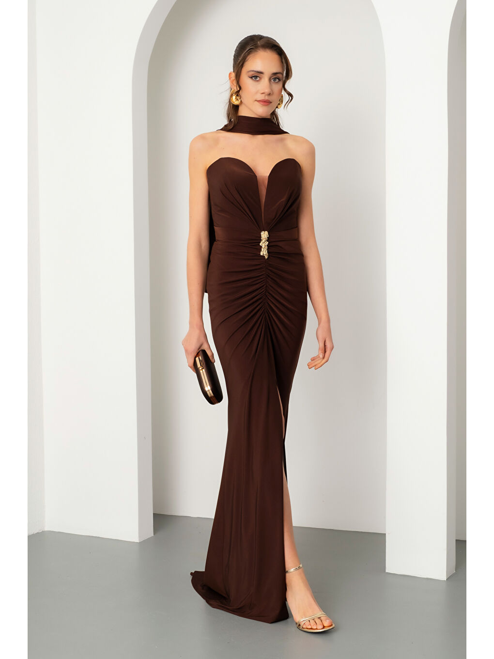 Kadın Kahverengi Straplez Yaka Şal Detay Yırtmaçlı Uzun Abiye Elbise
