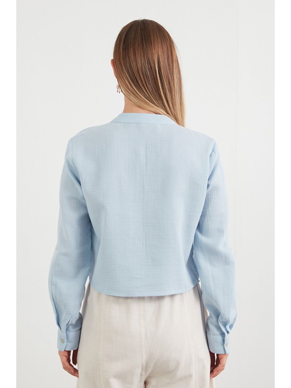 Mavi Müslin Kumaş Tek Cepli Yakası Düğmeli Gömlek-3